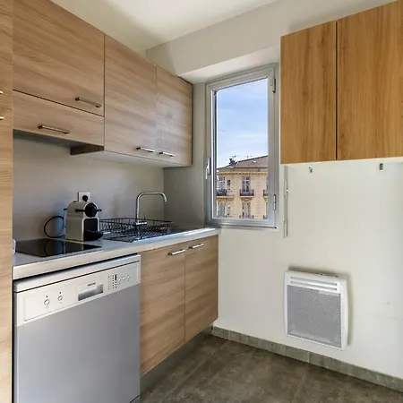 Jolie Avec Belle Terrasse Ensoleillee نيس